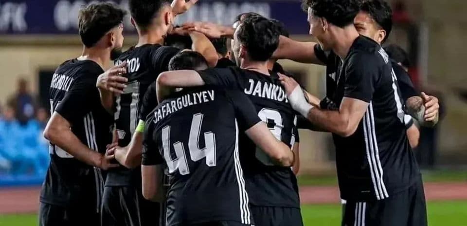 İmisli FK futbolçuları qələbəni qeyd edir