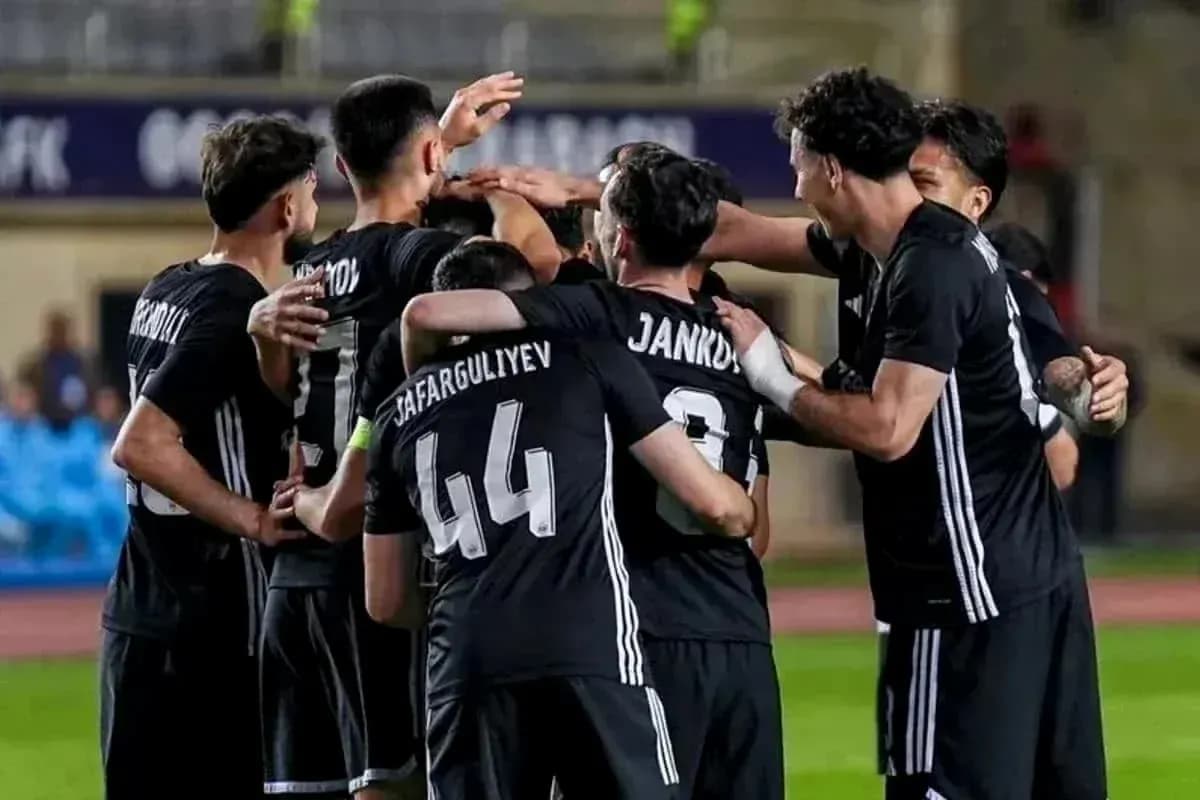 İmisli FK futbolçuları qələbəni qeyd edir