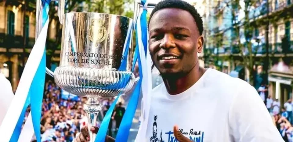 Şampiyonluq kuboku ilə gənc futbolçu