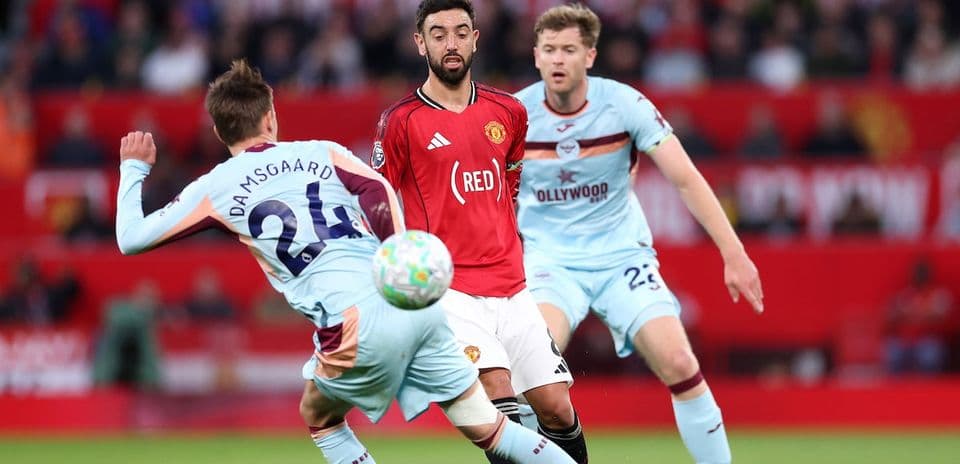 Bruno Fernandes controlling ball during Manchester United match