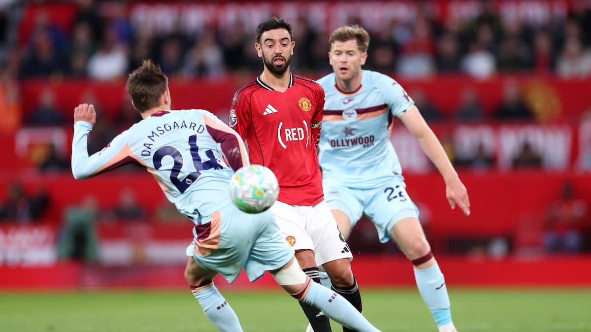 Bruno Fernandes controlling ball during Manchester United match