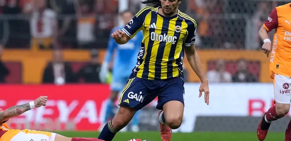 Fenerbahçe player dribbling past opponent during match
