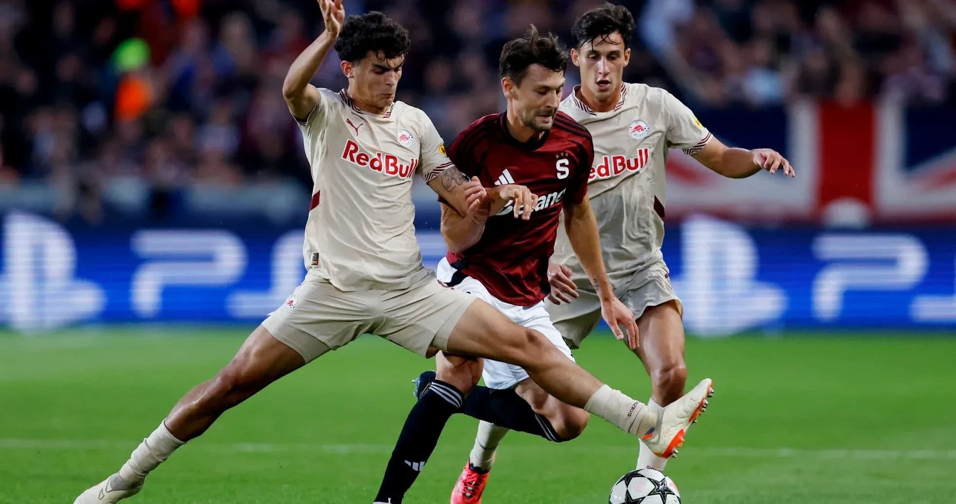 Red Bull Salzburg və Sparta Praha futbol oyunu