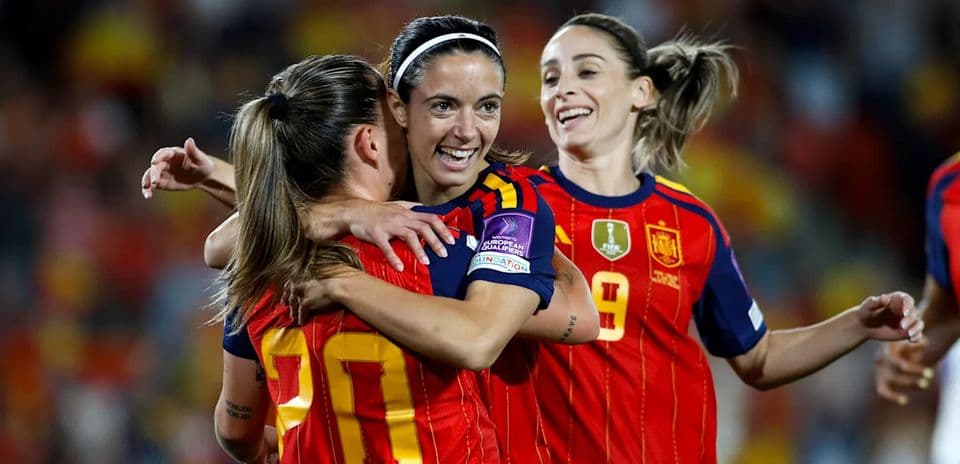 İspaniya futbolçuları qol sevincini yaşayır