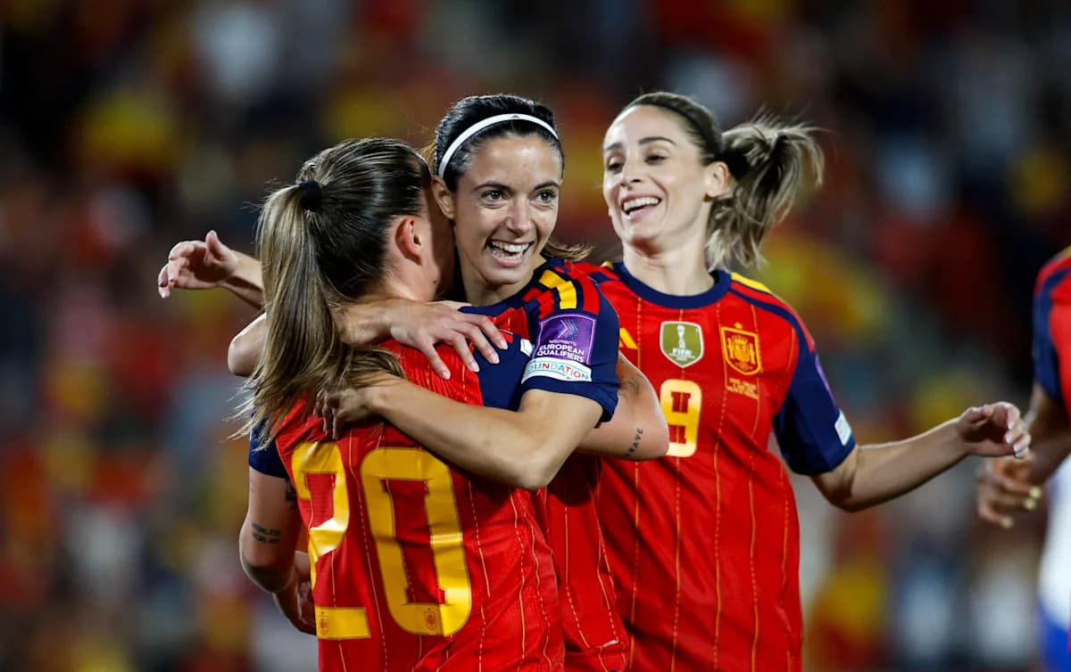 İspaniya futbolçuları qol sevincini yaşayır