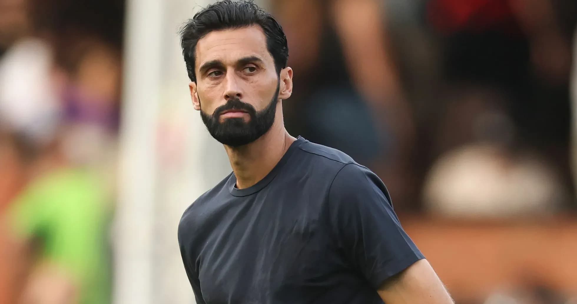 Futbolçu məşq zamanı stadionda dayanıb