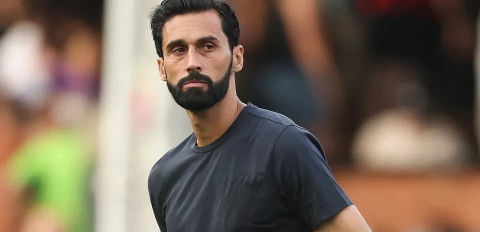 Futbolçu məşq zamanı stadionda dayanıb