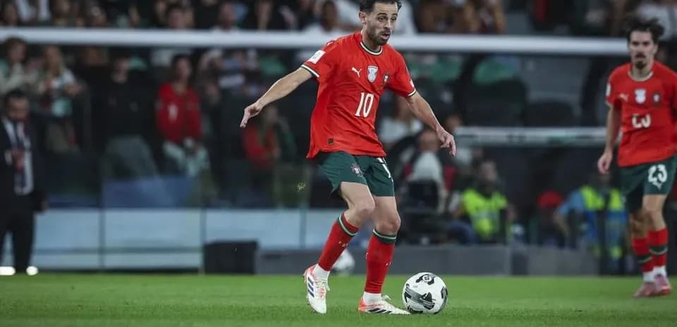 Futbolçu topu idarə edir, komandası üçün oyun