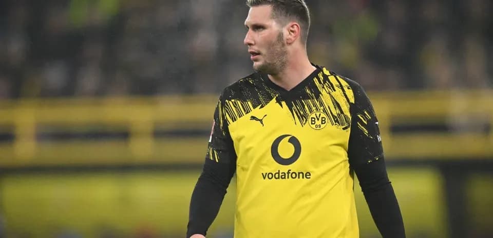 Futbolçu Borussia Dortmund formasında oyunçudur