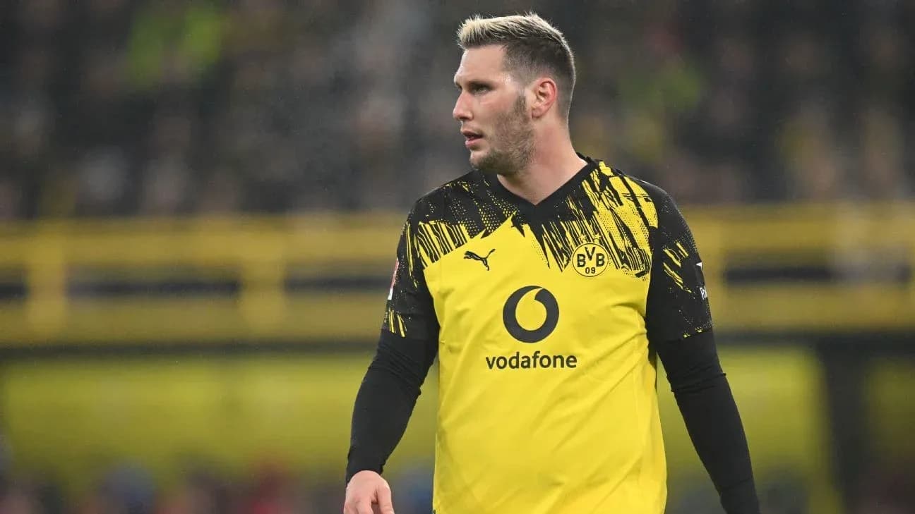Futbolçu Borussia Dortmund formasında oyunçudur