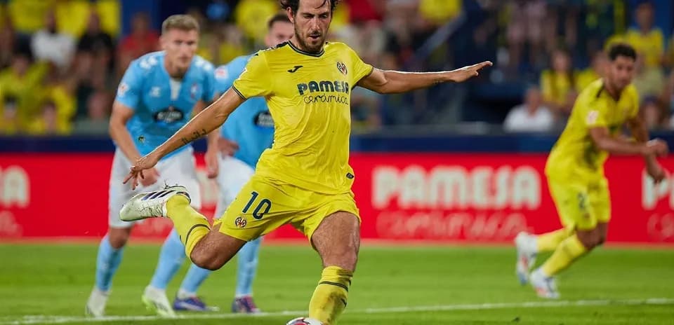 Villarreal futbolçusu penalti vurur