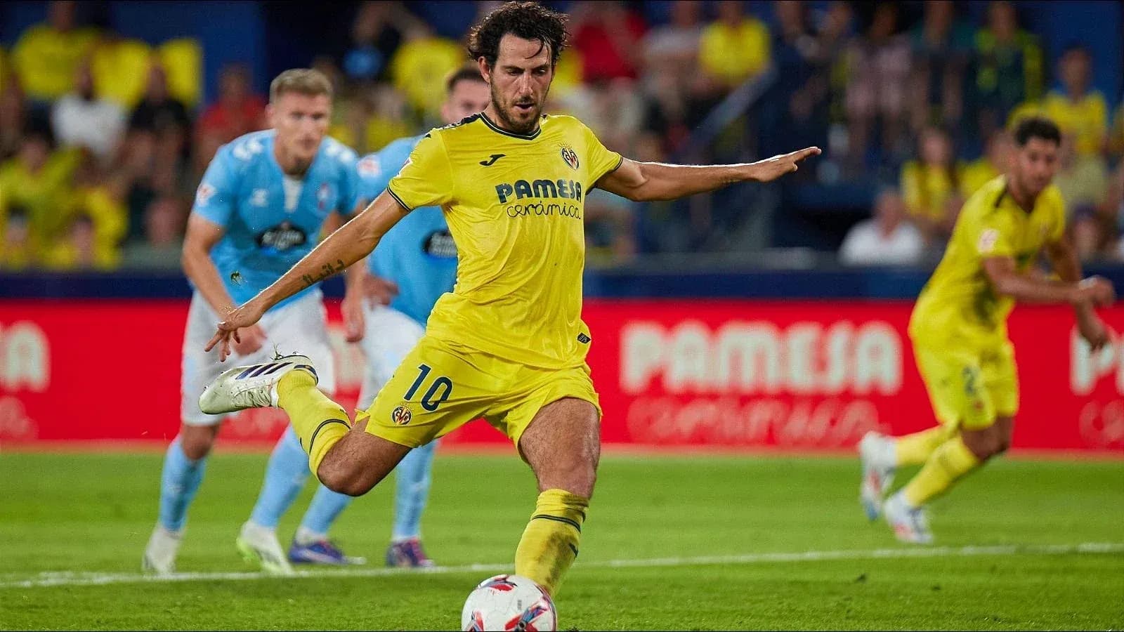 Villarreal futbolçusu penalti vurur