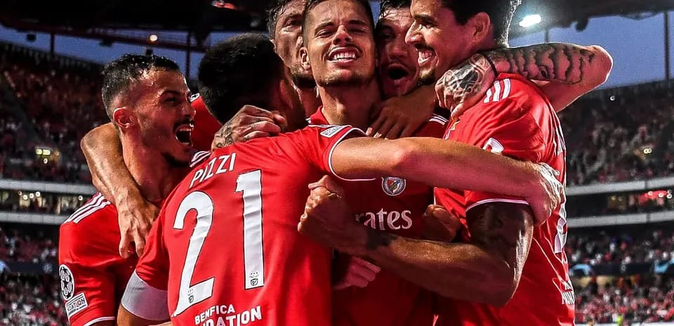 Benfica futbolçuları qələbə sevinci yaşayır