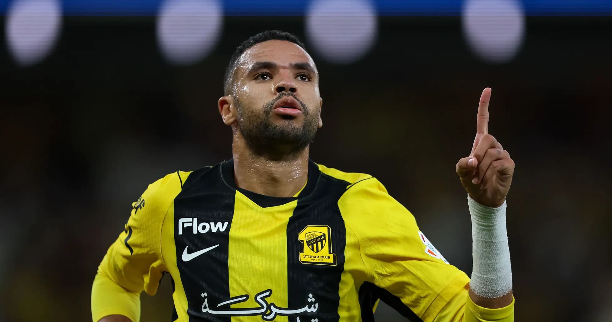 Futbolçu qolu qeyd edir, İttihad klubunun formasıda