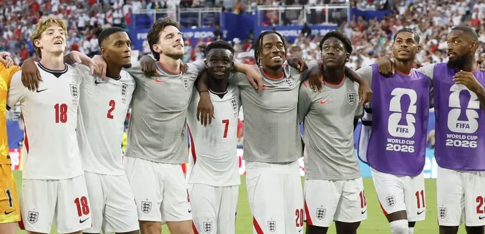 İngiltərə futbol komandası oyunçuları bir-birinə sarılıb