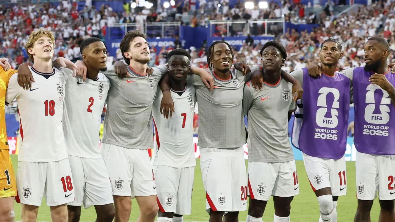 İngiltərə futbol komandası oyunçuları bir-birinə sarılıb