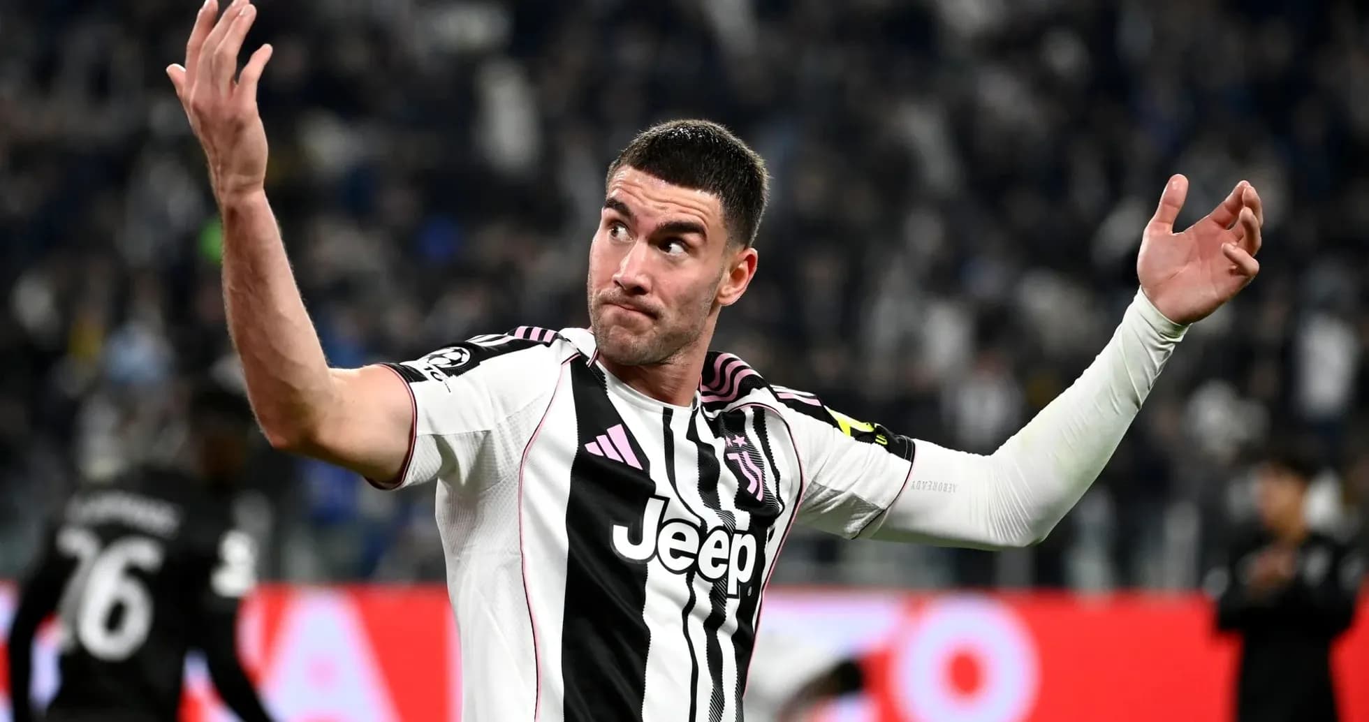 Futbolçu Juventus formasında oyun zamanı jest edir