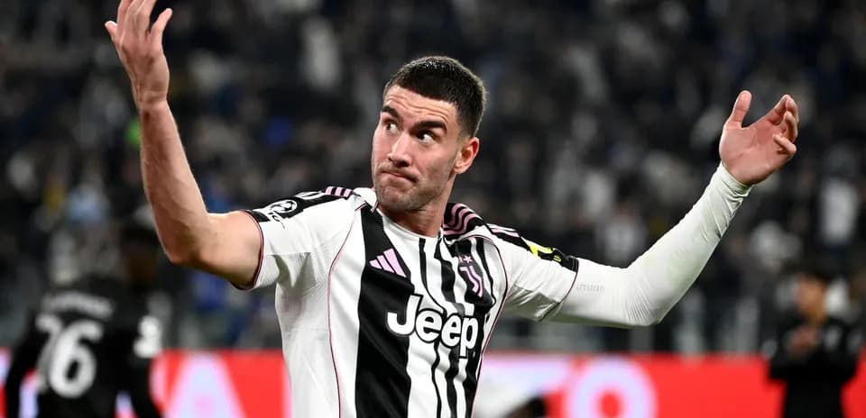 Futbolçu Juventus formasında oyun zamanı jest edir