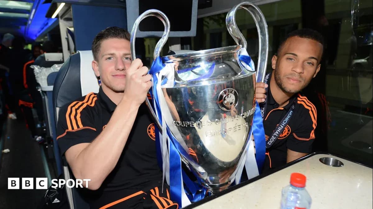 İki futbolçu UEFA Çempionlar Liqası kubokunu tutaraq