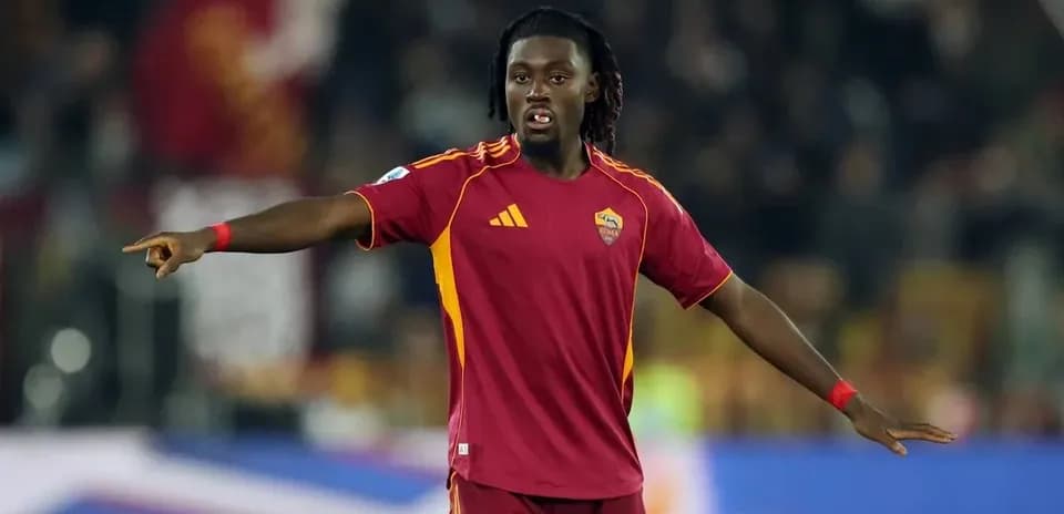 Futbolçu Roma formasında oyunu idarə edir