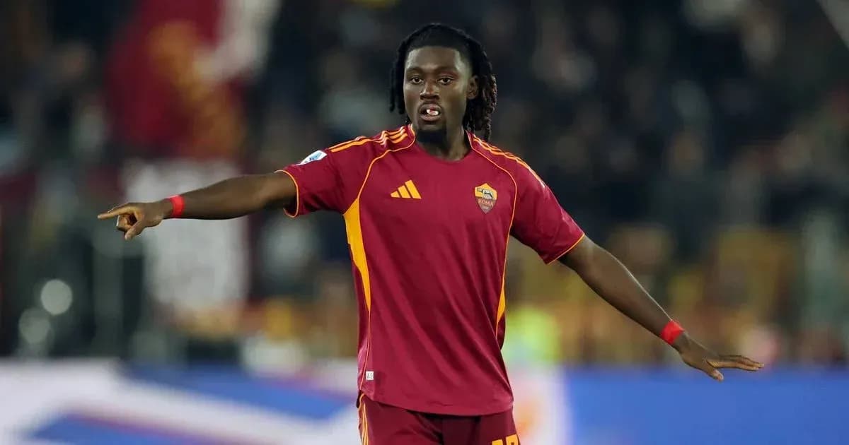 Futbolçu Roma formasında oyunu idarə edir
