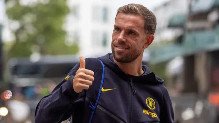 Futbolçu Chelsea forması ilə küçədə gülümsəyir