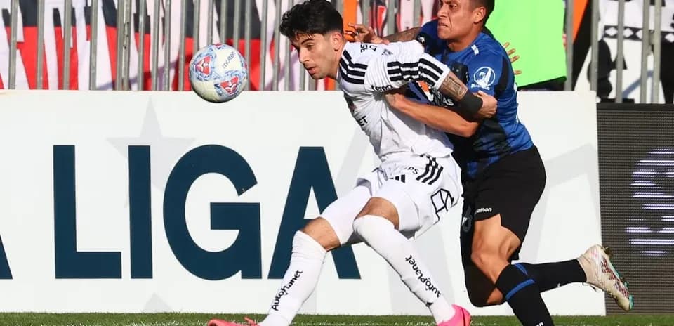 Huachipato futbolçusu topa hücum edir