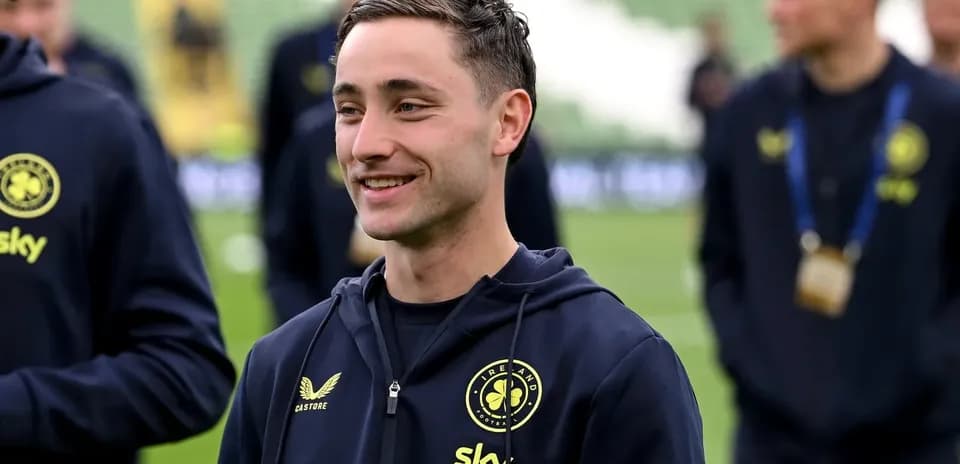 Futbolçu məşq zamanı gülümsəyərək dostları ilə