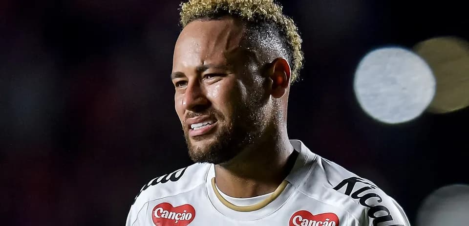 Futbolçu oyun zamanı sahədə düşüncəli görünür