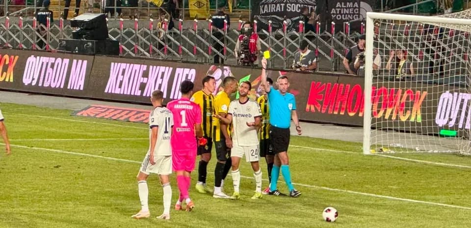 Anderlecht və Kairat Almaty oyununda hakim sarı vərəqə göstərir
