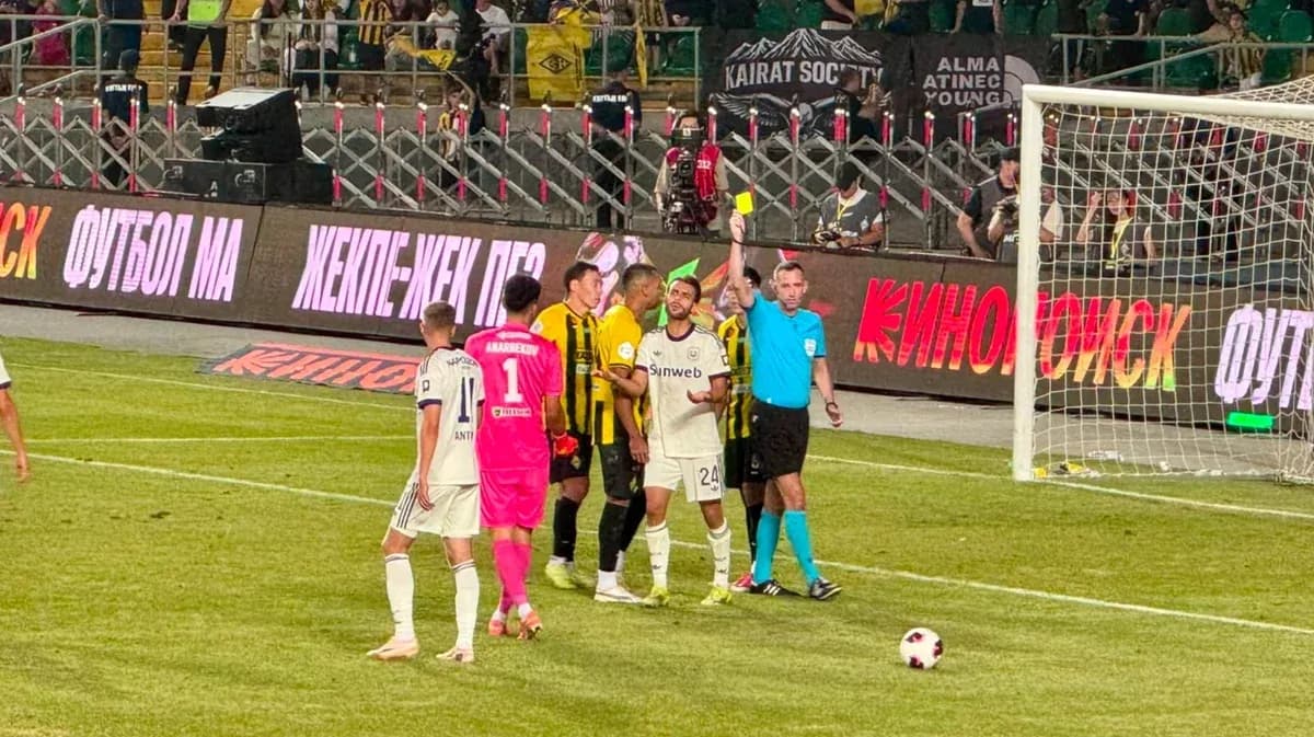 Anderlecht və Kairat Almaty oyununda hakim sarı vərəqə göstərir