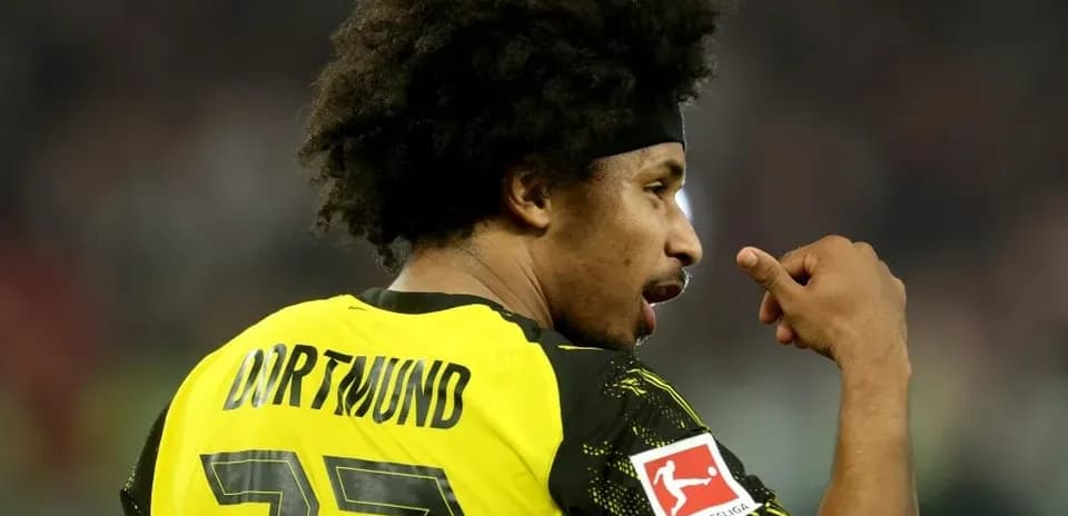 Futbolçu Dortmund formasında, 77 nömrəli oyunçunun arxası
