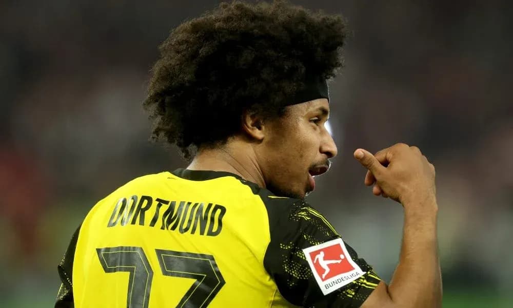 Futbolçu Dortmund formasında, 77 nömrəli oyunçunun arxası