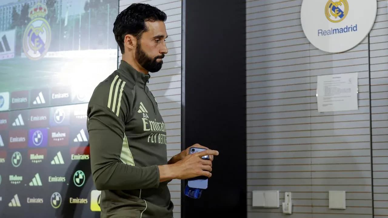 Futbolçu, Real Madrid mətbuat konfransına gəlir
