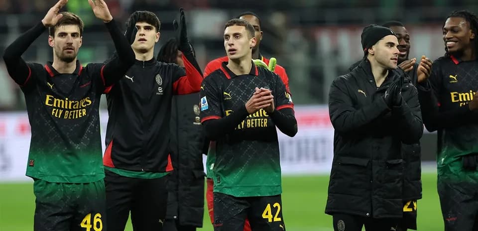 AC Milan oyunçuları azarkeşləri alqışlayır