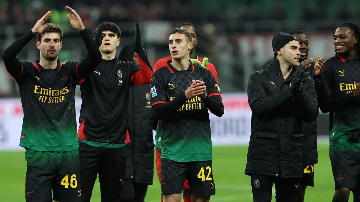 AC Milan oyunçuları azarkeşləri alqışlayır