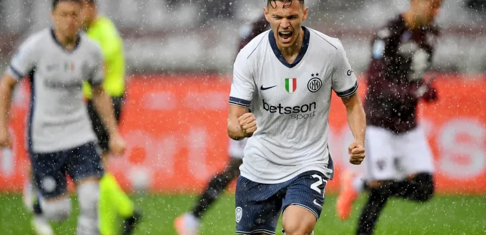 Inter oyunçusu qol sevincini yaşayır