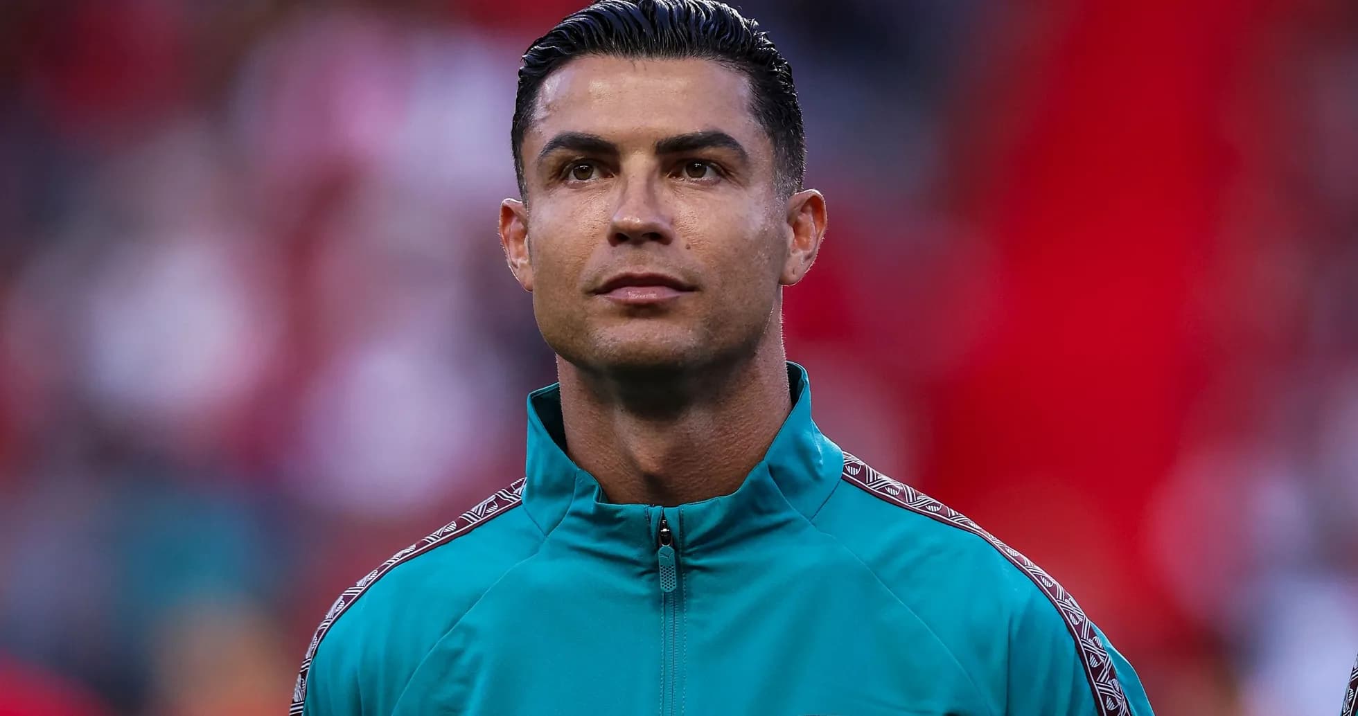 Futbolçu oyun öncəsi mavi forma geyinib