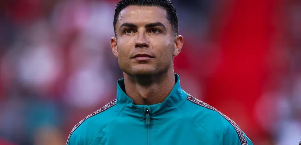 Futbolçu oyun öncəsi mavi forma geyinib