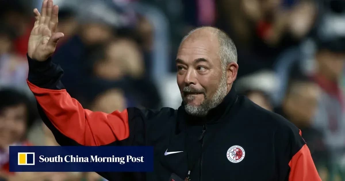Baş məşqçi stadionda azarkeşləri salamlayır