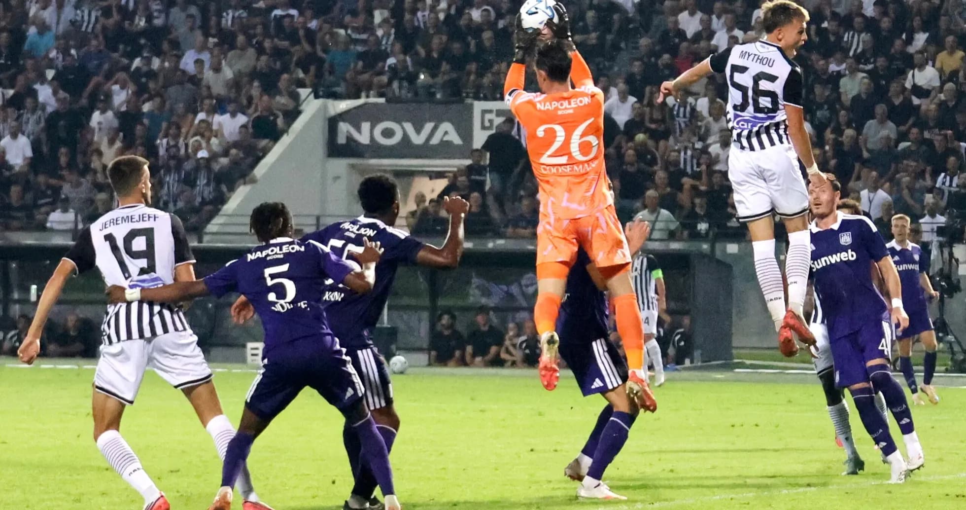 İki komanda arasında topa mübarizə