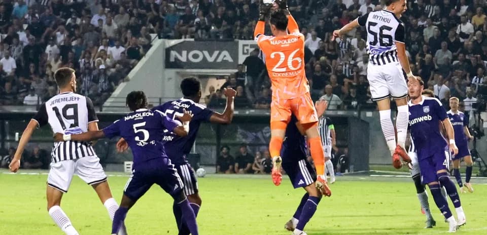 İki komanda arasında topa mübarizə