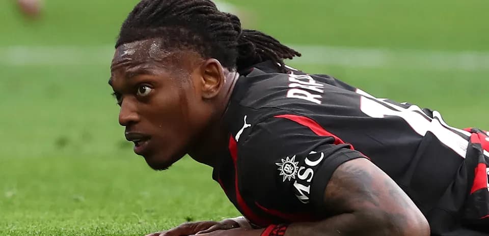 Futbolçu yerə uzanmış vəziyyətdə