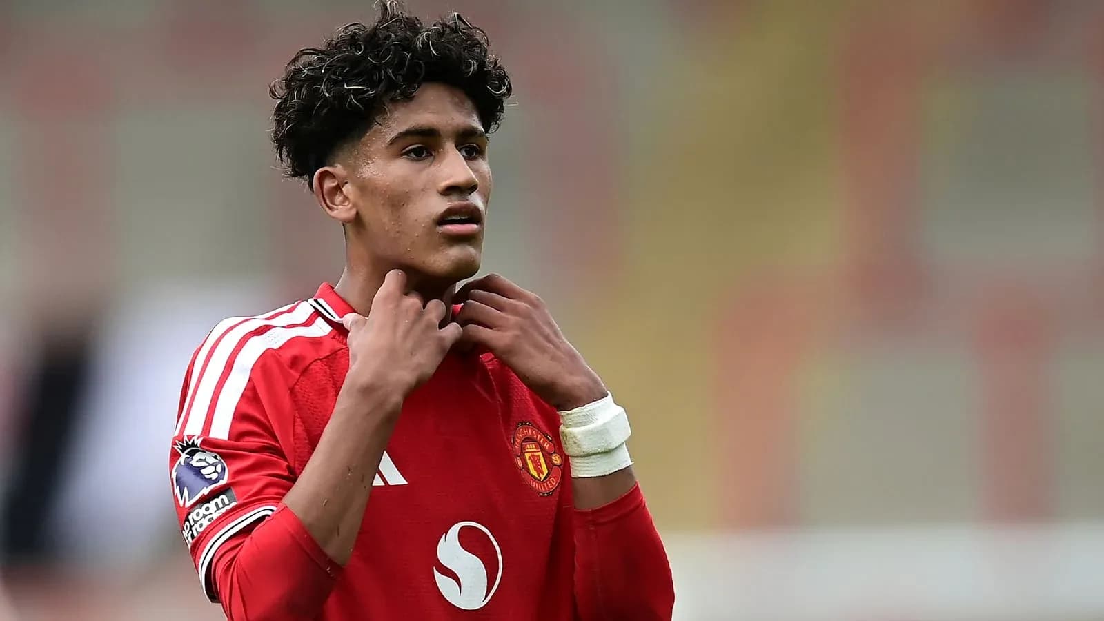 Gənc futbolçu Manchester United formasında durur