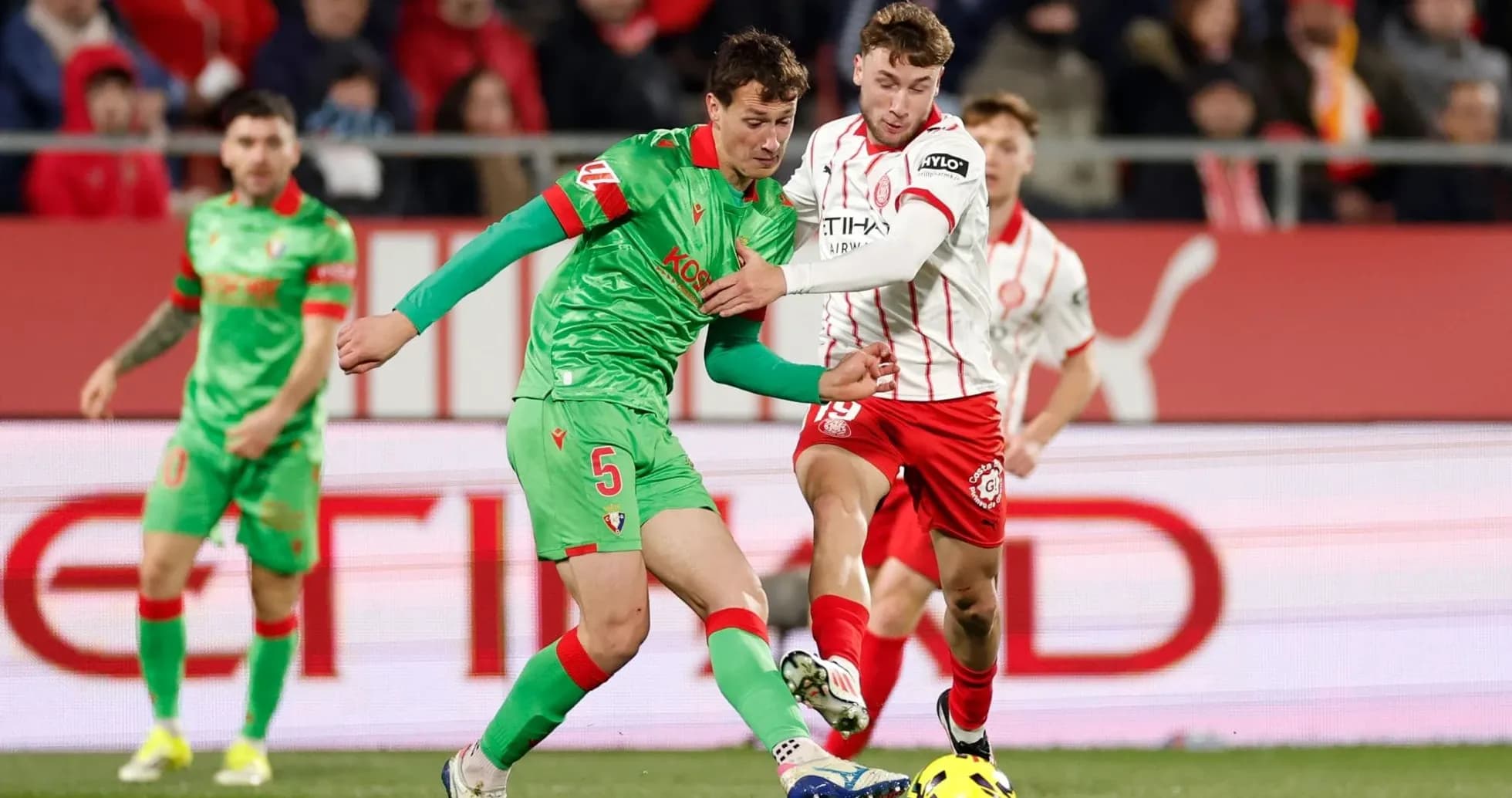 Osasuna və Girona futbolçuları top üçün mübarizə aparır