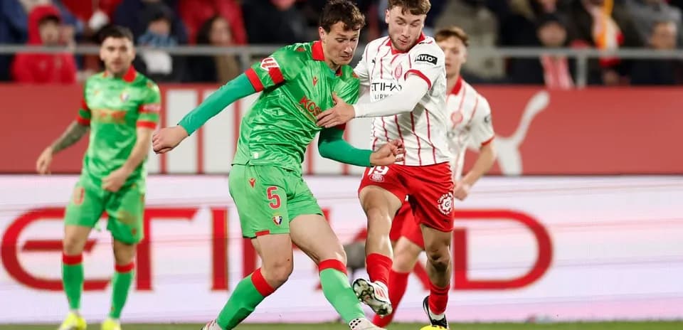 Osasuna və Girona futbolçuları top üçün mübarizə aparır