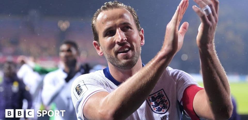 Futbolçu Harry Kane alqışlayır