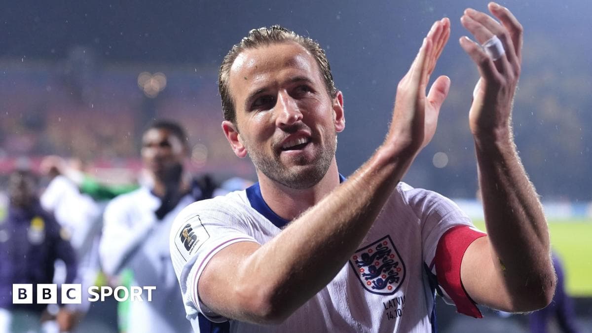 Futbolçu Harry Kane alqışlayır