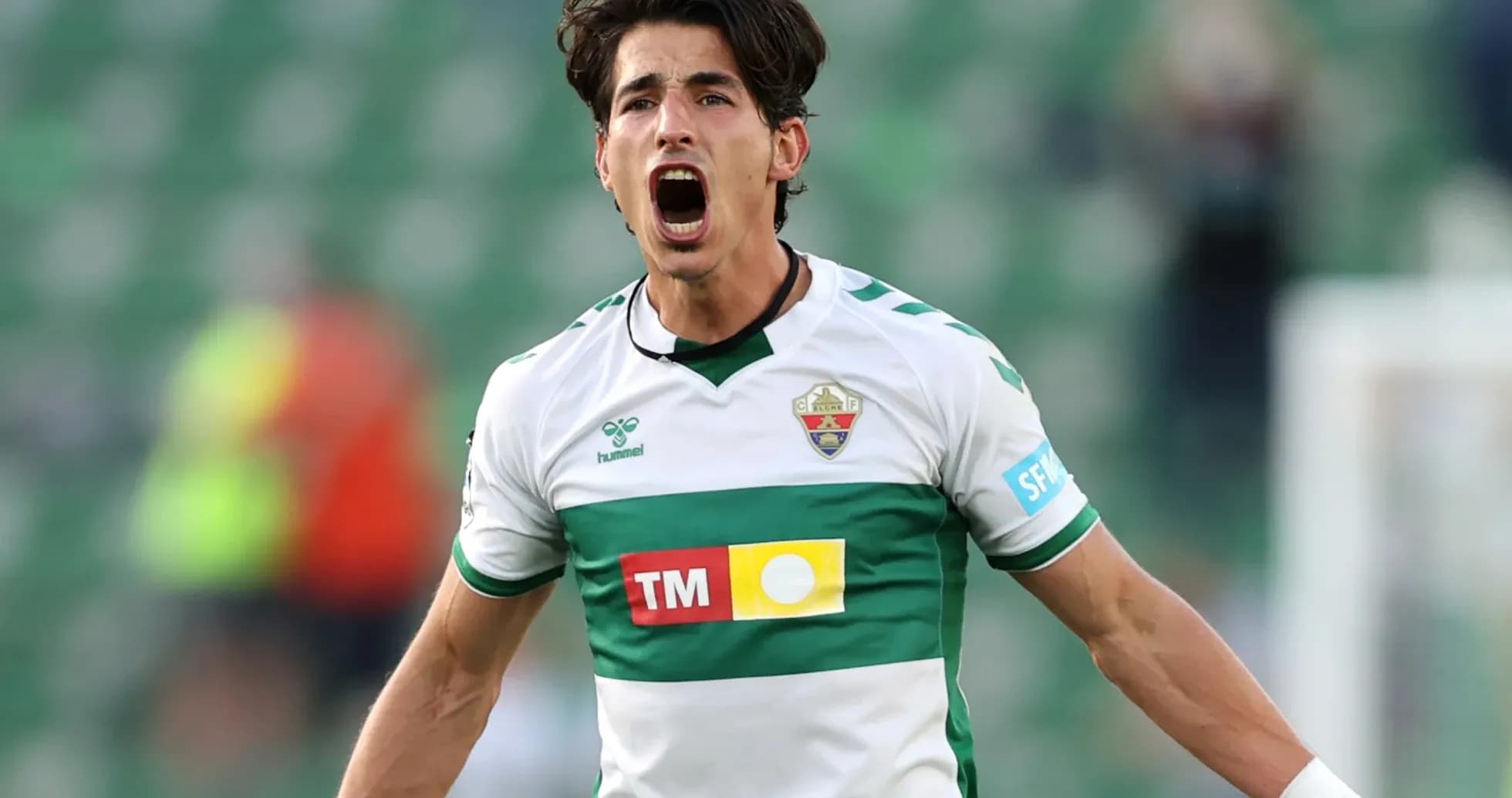 Elche futbolçusu sevinir