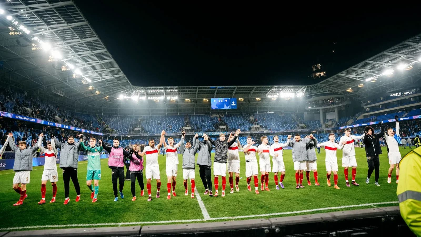 VfB Stuttgart oyunçuları sevinci bölüşür VfB Stuttgart oyunçuları sevinci bölüşür